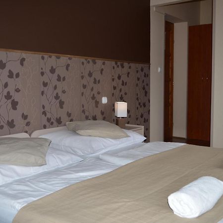 Pollushof Panzio Es Etterem Bed and Breakfast Csolnok Kamer foto